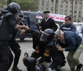 بالصور.. أحداث ميدان التحرير بين المتظاهرين وقوى الأمن