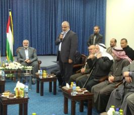 بالصور: رئيس حكومة غزة يستقبل وفد رابطة علماء أهل السنة قبل مغادرتهم القطاع في مجلس الوزراء بغزة
