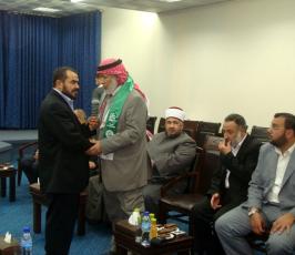 بالصور: رئيس حكومة غزة يستقبل وفد رابطة علماء أهل السنة قبل مغادرتهم القطاع في مجلس الوزراء بغزة
