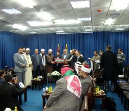 بالصور: رئيس حكومة غزة يستقبل وفد رابطة علماء أهل السنة قبل مغادرتهم القطاع في مجلس الوزراء بغزة