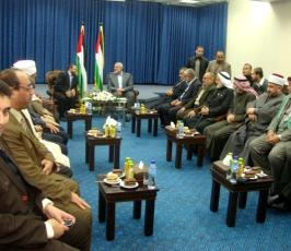 بالصور: رئيس حكومة غزة يستقبل وفد رابطة علماء أهل السنة قبل مغادرتهم القطاع في مجلس الوزراء بغزة