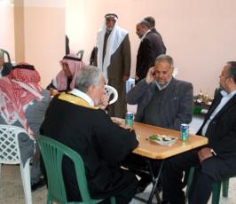 بالصور: عائلة الشهداء « ابو شريعة  » الحساينة تكرم الأسرى المحررين بعد عودتهم من الحج