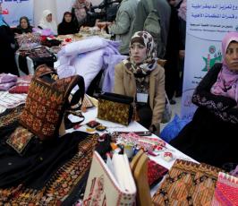 بالصور: معرض لمنتجات المؤسسات الاهلية بقطاع غزة