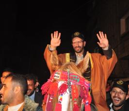 بالصور: مفجر ثورة السكاكين يدخل قفص الزوجية