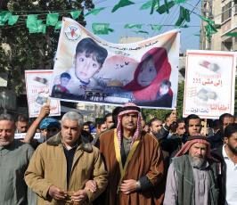 بالصور : اعتصام للمطالبة بمحاسبة المسؤولين عن وفاة طفلين غرقاً في برك الصرف الصحي‎