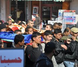 بالصور : اعتصام للمطالبة بمحاسبة المسؤولين عن وفاة طفلين غرقاً في برك الصرف الصحي‎