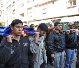 بالصور : اعتصام للمطالبة بمحاسبة المسؤولين عن وفاة طفلين غرقاً في برك الصرف الصحي‎