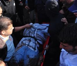 بالصور:ارتقاء شهيدين من « القسام » خلال غارة استهدفت سيارة مدنية في غزة 
