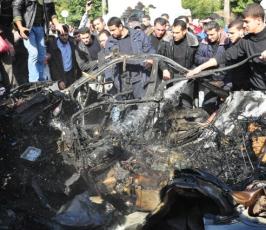 بالصور:ارتقاء شهيدين من « القسام » خلال غارة استهدفت سيارة مدنية في غزة 