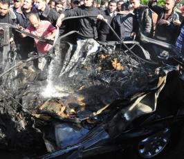 بالصور:ارتقاء شهيدين من « القسام » خلال غارة استهدفت سيارة مدنية في غزة 