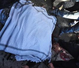 بالصور:ارتقاء شهيدين من « القسام » خلال غارة استهدفت سيارة مدنية في غزة 
