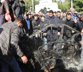 بالصور:ارتقاء شهيدين من « القسام » خلال غارة استهدفت سيارة مدنية في غزة 