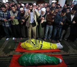 بالصور.. غزة تودع الشهيدين البطش اللذين ارتقيا اليوم جراء القصف الصهيوني