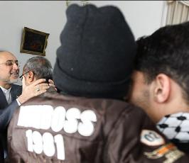 بالصور: استقبال وزير الخارجية الإيرانى للوفد الفلسطيني والاسرى المحررين