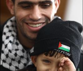 بالصور: استقبال وزير الخارجية الإيرانى للوفد الفلسطيني والاسرى المحررين