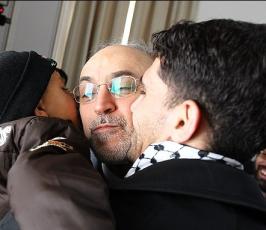بالصور: استقبال وزير الخارجية الإيرانى للوفد الفلسطيني والاسرى المحررين