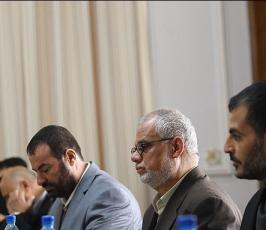 بالصور: استقبال وزير الخارجية الإيرانى للوفد الفلسطيني والاسرى المحررين