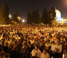 نحو 300 الف فلسطيني يحيون ليلة القدر في رحاب المسجد الاقصى المبارك