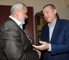 بالصور..هنية يلتقي رئيس الوزراء التركي رجب طيب أردوغان خلال زيارته لأنقرة