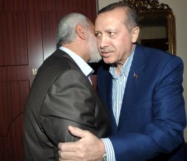 بالصور..هنية يلتقي رئيس الوزراء التركي رجب طيب أردوغان خلال زيارته لأنقرة