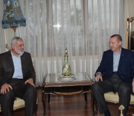 بالصور..هنية يلتقي رئيس الوزراء التركي رجب طيب أردوغان خلال زيارته لأنقرة