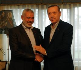 بالصور..هنية يلتقي رئيس الوزراء التركي رجب طيب أردوغان خلال زيارته لأنقرة