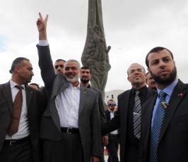 بالصور .. هنية يزور مقبرة شهداء فلسطين بمدينة حمام الشط في تونس