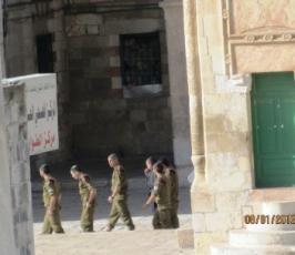 بالصور..جنود الاحتلال « الإسرائيلي » يتجولون بزيهم العسكري في المسجد الأقصى