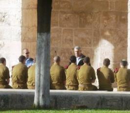 بالصور..جنود الاحتلال « الإسرائيلي » يتجولون بزيهم العسكري في المسجد الأقصى