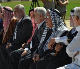 كف بكف علم فلسطيني