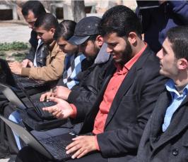 مجموعة شبابية تنظم فعالية بعنوان افتحوا المعبر تطالب مصر بفتح معبر رفح