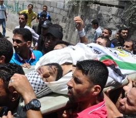 جماهير غفيرة تشيع جثماني شهيدي وسط قطاع غزة