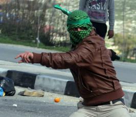 خاص فلسطين اليوم..مواجهات واعتقالات على حاجز حوارة بنابلس تضامناً مع الاسرى