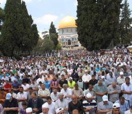 نحو 350 الف مواطن يؤدون صلاة الجمعة الثانية في رحاب الأقصى