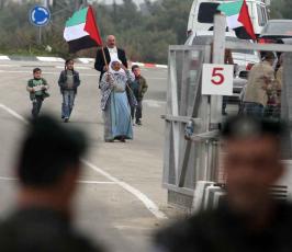 خاص فلسطين اليوم..نشطاء فلسطينيون يعودون إلى باب الكرامة شمال غرب القدس المحتلة