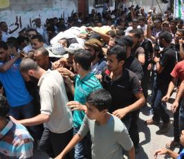 جماهير غفيرة تشيع جثماني شهيدي وسط قطاع غزة