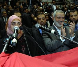 رئيس الوزراء الفلسطيني اسماعيل هنية يتحدث بكلمة أمام جمهور حاشد في تونس العاصمة