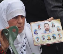 مهجة القدس تنظم وقفة تضامنية مع الأسرى المضربين في سجون الاحتلال أمام معبر بيت حانون