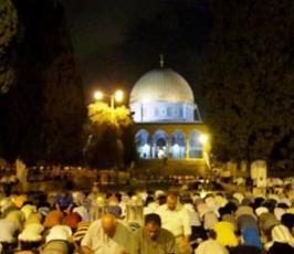 آلاف المقدسيين يحرصون على اداء التراويح في الاقصى