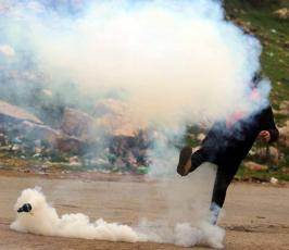خاص فلسطين اليوم...مواجهات وإصابات أمام سجن "عوفر" غربي رام الله