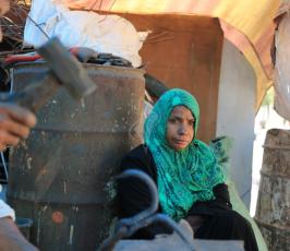 ورشة حدادة متواضعة .. مكان لعائلة غزية للعمل والمبيت تحت ظروف صعبة ‫(30176659)‬ ‫‬