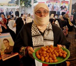 اليوم الأول بعد العدوان.. أهالي الأسرى يواصلون الاعتصام في الصليب الأحمر