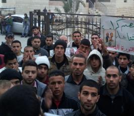 مسيرة تضامنية مع الشيخ خضر عدنان في مقر الصليب الأحمر