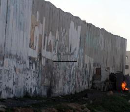 مواجهات عنيفة بين الشبان وجنود الاحتلال على حاجز قلنديا شمالي القدس المحتلة