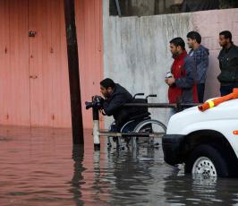 الدفاع المدني ينقذ عشرات العائلات الفلسطينية من الغرف نتيجة الامطار الشديدة في غزة