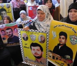 بالصور:عدسة "فلسطين اليوم" تنضم لاعتصام أهالي الأسرى أمام مقر الصليب بغزة