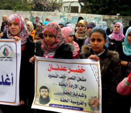 الرابطة الاسلامية اقليم الوسطى تنظم وقفة تضامنية مع خضر عدنان امام الصليب الاحمر بغزة