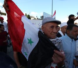 فلسطينيون يحتجون ضد فضائية الجزيرة في رام الله
