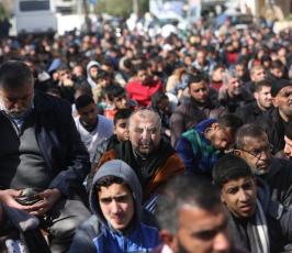 صلاة الجمعة أمام مقر الصليب الأحمر في غزة  ‫(39387671)‬ ‫‬