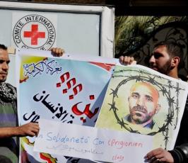 وقفة تضامنية مع الاسرى المضربين عن الطعام بسجون الاحتلال